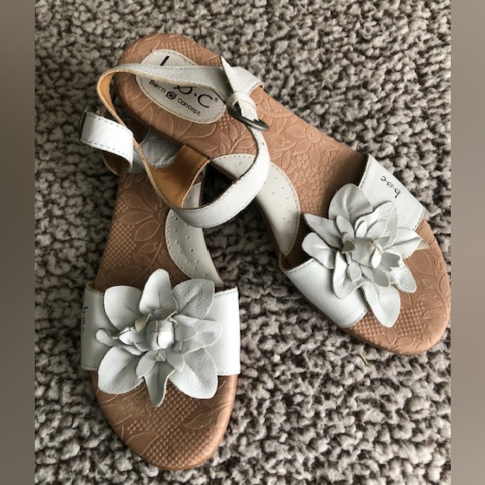 Ladies BOC White Sandals size 8